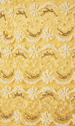 B5858-Robe-1960-en-dentelle-jaune-perle-blanc-argent-fond-jaune-T3840-01