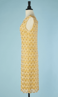 B5858-Robe-1960-en-dentelle-jaune-perle-blanc-argent-fond-jaune-T3840-01