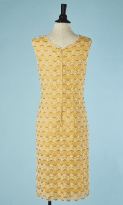 B5858-Robe-1960-en-dentelle-jaune-perle-blanc-argent-fond-jaune-T3840-01