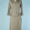 B5899-Tailleur-1940-en-lin-chine-gris-multi-plis-cotes-T42-01