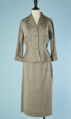 B5899-Tailleur-1940-en-lin-chine-gris-multi-plis-cotes-T42-01