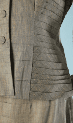 B5899-Tailleur-1940-en-lin-chine-gris-multi-plis-cotes-T42-01