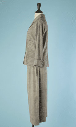 B5899-Tailleur-1940-en-lin-chine-gris-multi-plis-cotes-T42-01