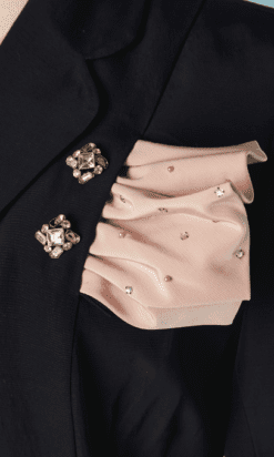 B5908-Tailleur-1940-en-reps-marine-col-rose-avec-strass-T38-01
