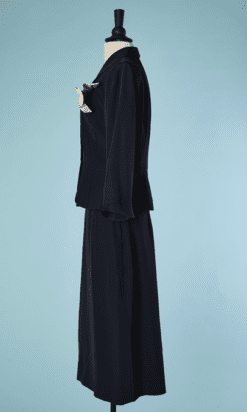 B5908-Tailleur-1940-en-reps-marine-col-rose-avec-strass-T38-01