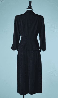 B5908-Tailleur-1940-en-reps-marine-col-rose-avec-strass-T38-01