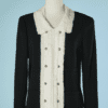 B5531-Veste-Chanel-en-tweed-noir-col-et-plastron-en-satin-blanc-plisse-boutons-cameliast38-002