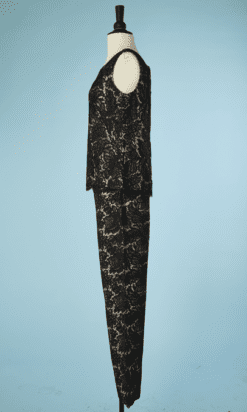 B5548-Tailleur-pantalon-1960-en-guipure-noire-doublure-rose-t42-002