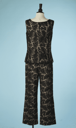 B5548-Tailleur-pantalon-1960-en-guipure-noire-doublure-rose-t42-002