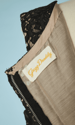B5548-Tailleur-pantalon-1960-en-guipure-noire-doublure-rose-t42-002