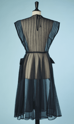 B5574-Robe-1950-en-tulle-de-nylon-marine-plisse-larges-poches-t42-002