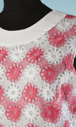 B5580-Robe-1960-en-guipure-de-fleurs-roses-et-blanches-doublure-blanche-t40-42-002