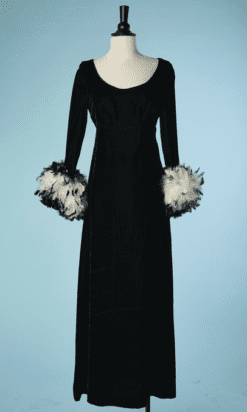 B5585-Robe-du-soir-en-velours-noir-et-plumes-blanches-et-noires-t40-001