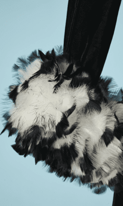 B5585-Robe-du-soir-en-velours-noir-et-plumes-blanches-et-noires-t40-001