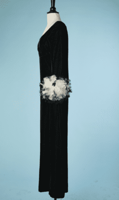 B5585-Robe-du-soir-en-velours-noir-et-plumes-blanches-et-noires-t40-001