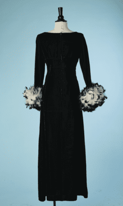 B5585-Robe-du-soir-en-velours-noir-et-plumes-blanches-et-noires-t40-001