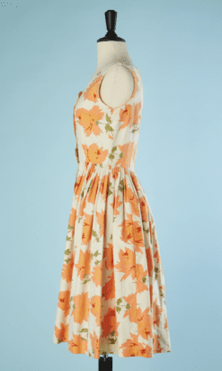 B5614-Robe-sans-manches-1950-en-pique-de-coton-ecru-imprime-de-fleurs-oranges-t38-001