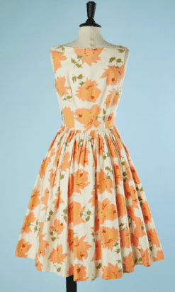 B5614-Robe-sans-manches-1950-en-pique-de-coton-ecru-imprime-de-fleurs-oranges-t38-001