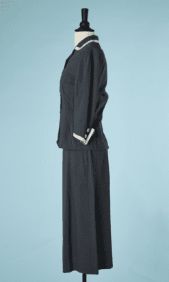 B6397-Tailleur-1940-en-lin-et-soie-sauvage-gris-col-et-manches-blanc-rouges-T38-001
