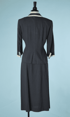 B6397-Tailleur-1940-en-lin-et-soie-sauvage-gris-col-et-manches-blanc-rouges-T38-001