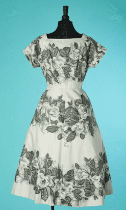 B6897-Robe-1950-en-coton-satine-blanc-imprime-de-fleurs-grises-t42-006.