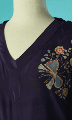 Alternative view of Robe 1925, soie marine imprimée bouquets de fleurs