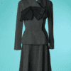 B6931-Tailleur-1940-en-lainage-gris-large-noeud-noir-sous-col-Forthman-t40-001