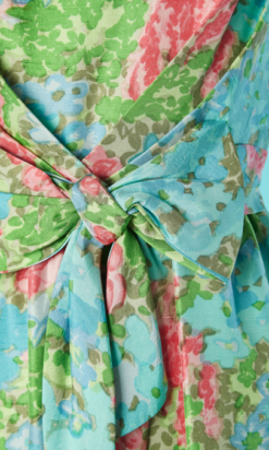 Alternative view of Robe 1960 en soie bleue imprimée rose et vert
