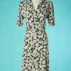 B6982-Robe-1940-en-jersey-noir-imprime-de-fleurs-blanches-t44