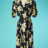 B6995-Robe-1940-en-crepe-de-soie-marine-imprime-de-fleurs-et-feuillages-blancs-et-jaunes-t40.