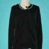 B7052-Pull-Comme-des-Garcons-en-laine-noir-avec-collier-de-perles-blanches-t42-001