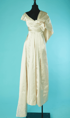 B6876-Robe-1956-57-att-a-Christian-Dior-en-satin-de-soie-blanc-t34-36-002
