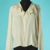 B7262-Chemisier-1930-40-en-soie-ecrue-avec-col-jabot-t46-001.