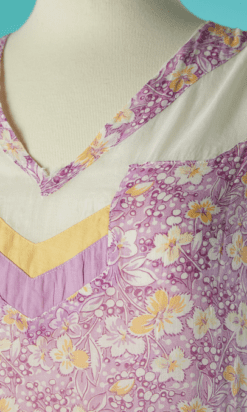 Alternative view of Robe 1930 en voile de coton blanc imprimé fleurs jaune et parme