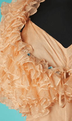 Alternative view of Robe et cape 1930 en tulle pêche froufrous et rococo