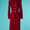 B7328-600E-Tailleur-1940-en-crepe-de-laine-rouge-boutons-chapeaux-dores-t-34-001