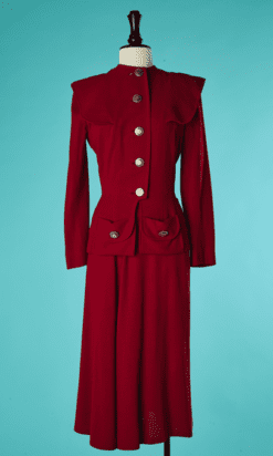 B7328-600E-Tailleur-1940-en-crepe-de-laine-rouge-boutons-chapeaux-dores-t-34-001