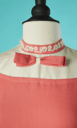 Alternative view of Robe 1950 en lin rose encolure brodée avec nœud