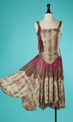 B7568-Robe-1925-lame-argent-et-fleurs-et-dentelle-fuchsia-t36 001