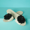 B7664-Mules-Chanel-Blanches-avec-camelias-noirs-T365-001