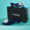 B7729-Mules-Chanel-en-cuir-bleu-irise-et-camelia-blanc-t38-002