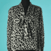 B7869-Chemisier-Saint-Laurent-en-soie-gris-clair-imprime-tachete-noir-t36-01
