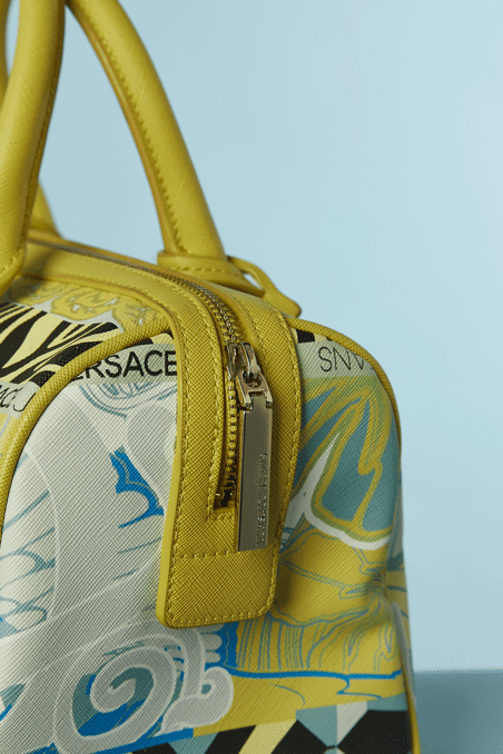 Sac polochon Versace en toile enduite imprimée et cuir jaune – Image 3