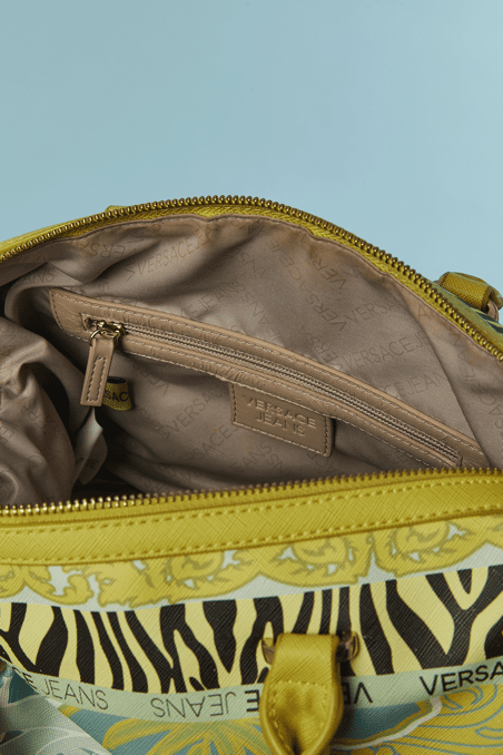 Sac polochon Versace en toile enduite imprimée et cuir jaune – Image 6