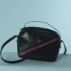 B8647-Sac-Gucci-en-cuir-marine-1970-avec-lisere-rouge-01.