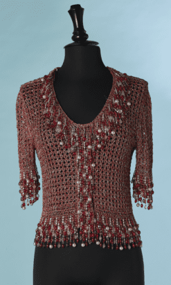 B8729-Top-Loris-Azzaro-en-maille-crochete-rouge-argent-perles-et-chaines-t38-01