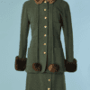 B8775-Tailleur-Chanel-en-lainage-vert-chine-jaune-col-et-bas-de-manches-t36-01