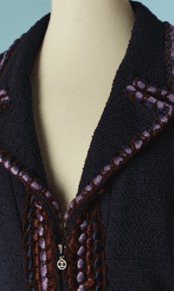 Alternative view of Veste Chanel 1997 en tweed marine et passementeries velours