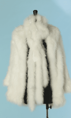 B9242-Veste-en-plumes-blanches-avec-cravate-t38-01