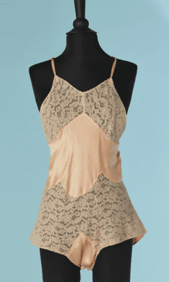 B9546-Combinaison-culotte-1930-en-soie-rose-et-dentelle-t38-01